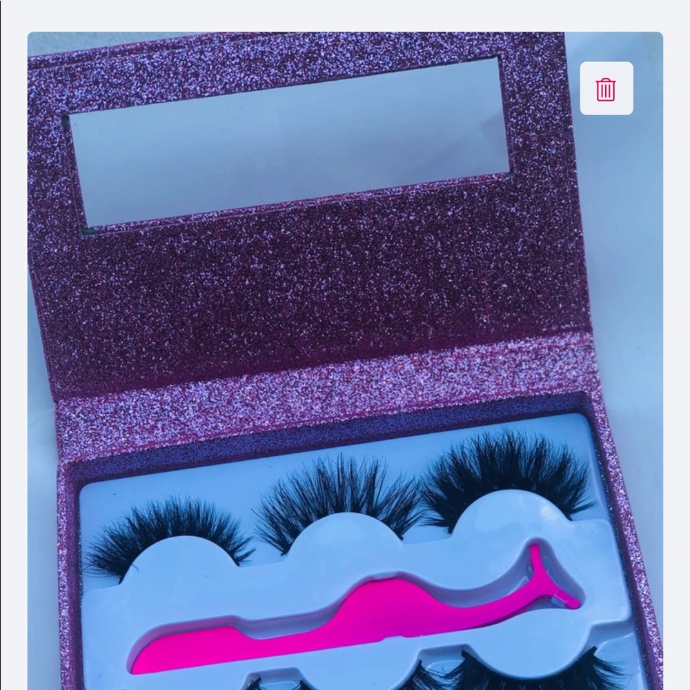 Mink eyelashes and tweezer
